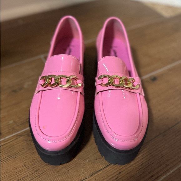 Lemon Drop Shoes - Hot Pink Platform Loafers w/ Gold Chain – Size 7.5